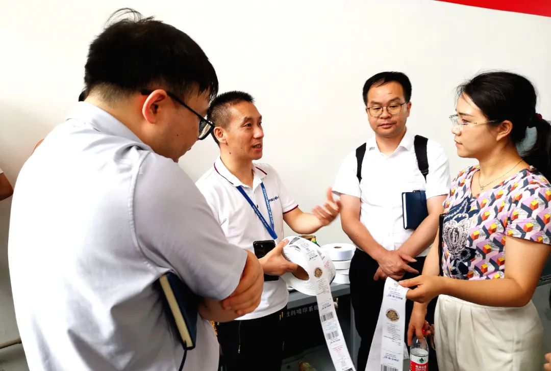 接待东莞松山湖科教局向导来我司工厂视察，，，，指导事情！